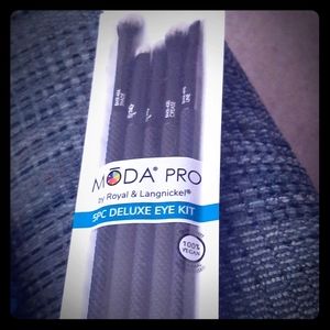 MODA Eyebrushes